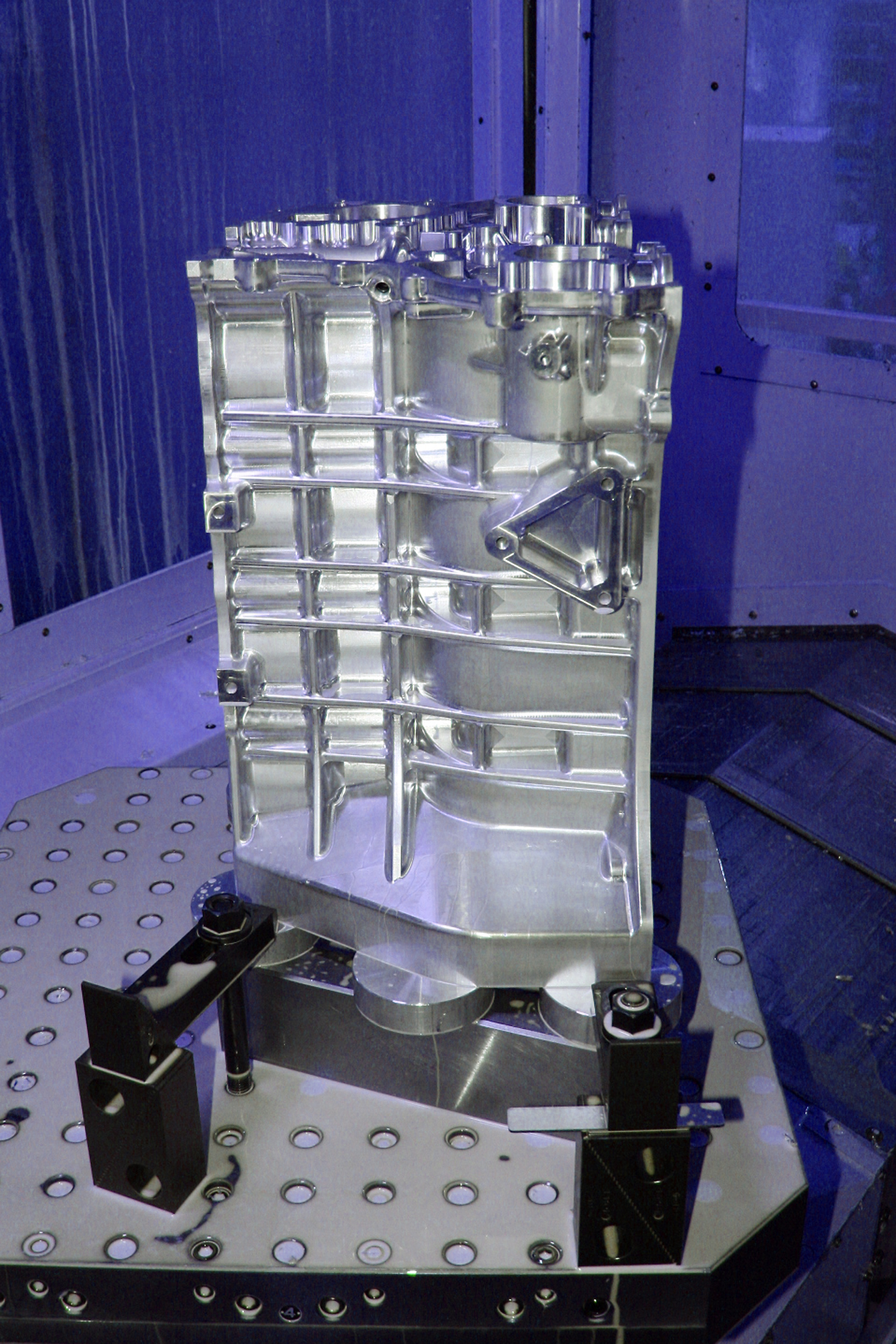 5軸マシニングセンター、NC旋盤等の最新鋭の工作機械,戸田レーシング