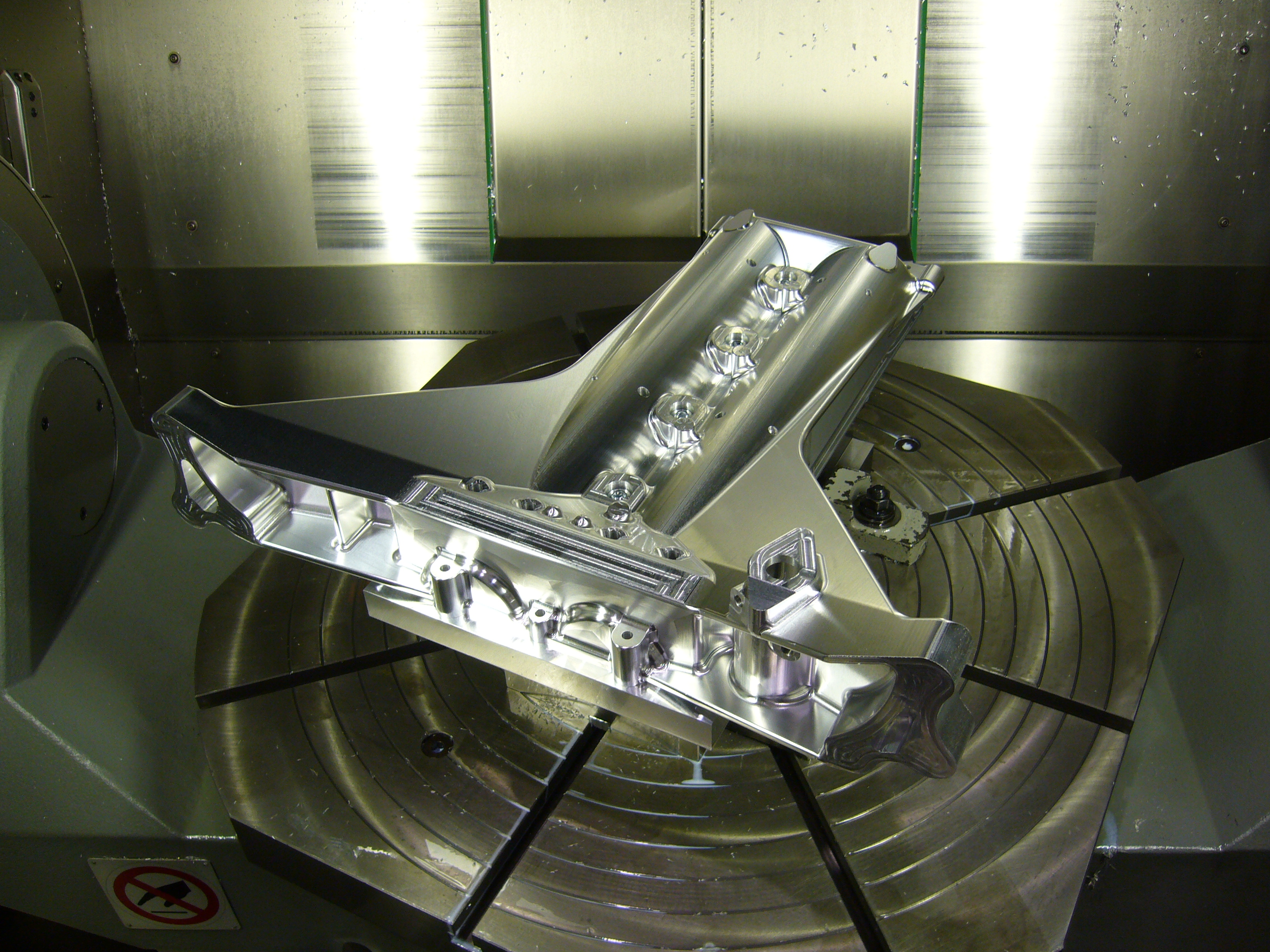 5軸マシニングセンター、NC旋盤等の最新鋭の工作機械,戸田レーシング